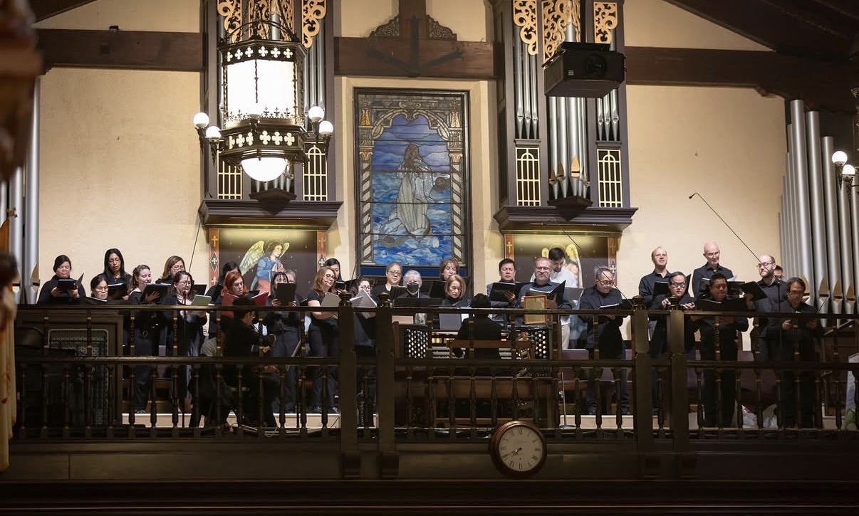 Adán Fernández's adult choir singing in the choir loft