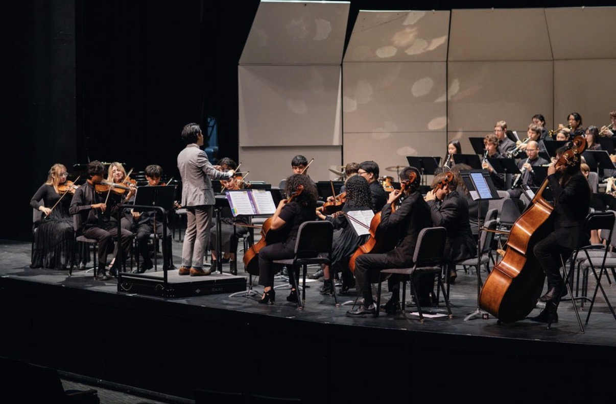 Adán Fernández conducting the Glendale Youth Symphony